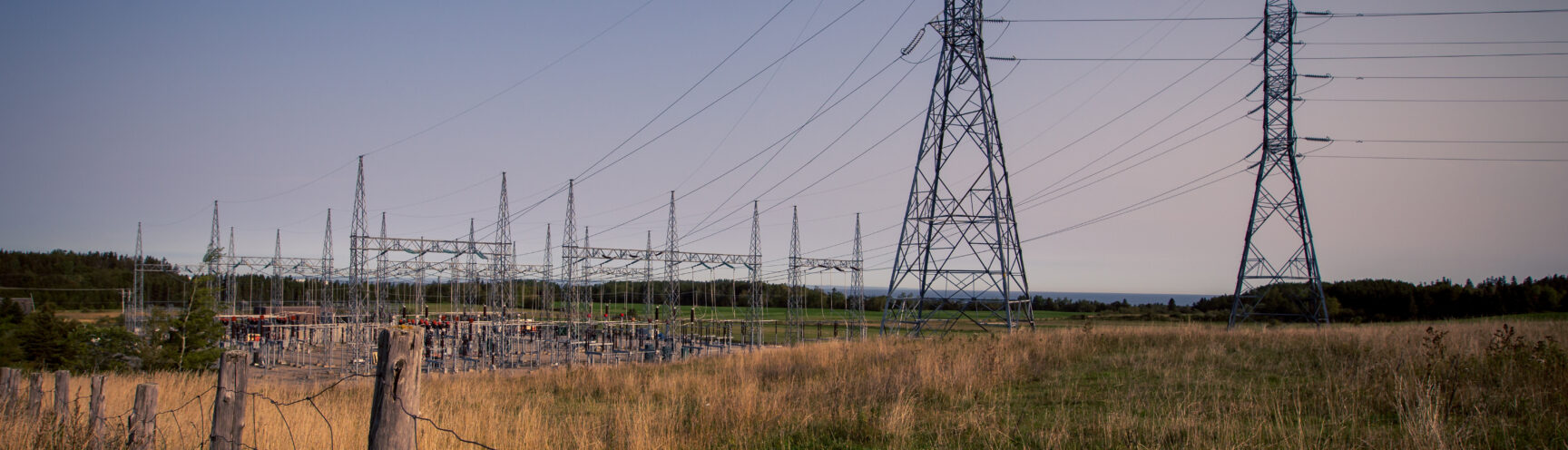 Lignes électriques dans des champs